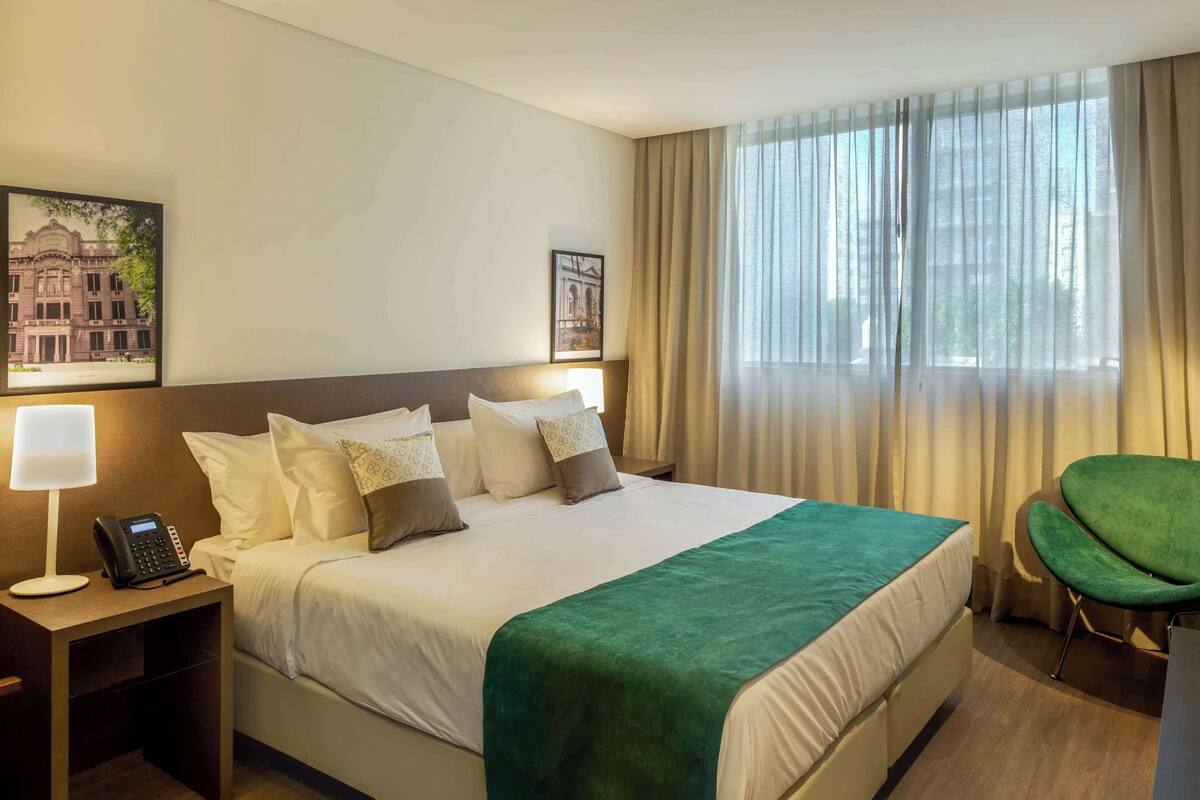 Classic Room, 1 King Bed | Minibar, in-room safe, desk, blackout curtains