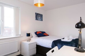 2 bedrooms, iron/ironing board, free WiFi, bed sheets - Levon House, Coventry - 2 Bedroom Apartment (Coventry)