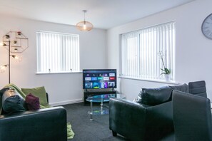 Apartment, Multiple Beds | Living room