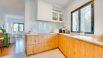 Jääkaappi, mikroaaltouuni, uuni, liesi