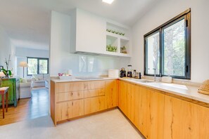Frigorifero, microonde, forno, piano cottura