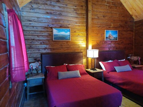 #17 - Flagpole View Cabins - Deluxe Cabin