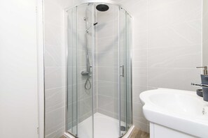 Apartment, Multiple Beds | Bathroom