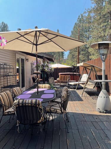 Aspen Ridge Chalet Walk to downtown Truckee and Safeway private hot tub dog ok