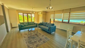 Apartment, Sea View | Ruang tamu