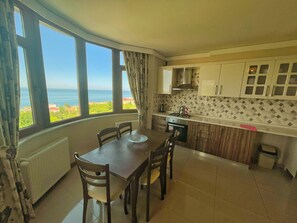 Fridge, stovetop, griddle, cookware/dishes/utensils - LUSTRA GARDEN SUITE (Trabzon)