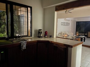 Kylskåp, mikrovågsugn, kaffe- och tebryggare och mixer