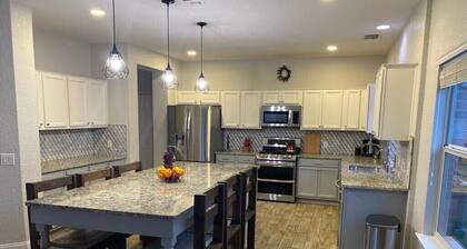 Lxry 5 BR Huge Heated Pool/Spa/Fire Pit/Game Room near Seaworld/Six Flags (Al.)