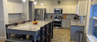 Lxry 5 BR Huge Heated Pool/Spa/Fire Pit/Game Room near Seaworld/Six Flags (Al.)