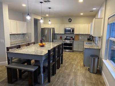 Lxry 5 BR Huge Heated Pool/Spa/Fire Pit/Game Room near Seaworld/Six Flags (Al.)