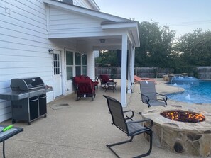 Terrace/patio - Lxry 5 BR Huge Heated Pool/Spa/Fire Pit/Game Room near Seaworld/Six Flags (Al.) (San Antonio)