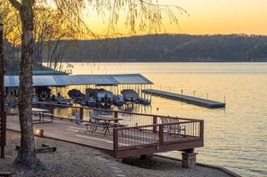 Une jetée au bord du lac, dotée d’un espace de repos couvert, de barbecues et d’une terrasse en bois.