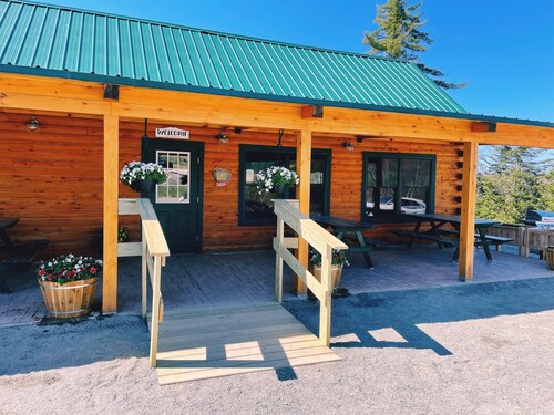 #18 - Flagpole View Cabins - Deluxe Cabin