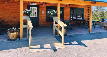 #18 - Flagpole View Cabins - Deluxe Cabin