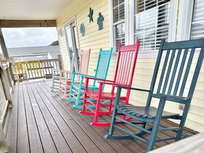 Property grounds - Updated & roomy 4BR coastal home. Sleeps 10. 6 beds. Great area. 3 nite minimum! (Kill Devil Hills)