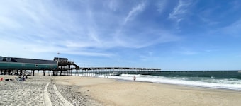 Updated & roomy 4BR coastal home. Sleeps 10. 6 beds. Great area. 3 nite minimum!