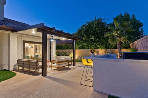 🌵Live La Dolce Vita!🌵Modern desert home with private Pool, Spa & Casita