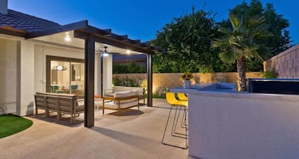 đ”Live La Dolce Vita!đ”Modern desert home with private Pool, Spa & Casita