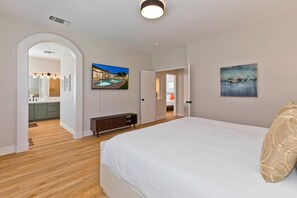 4 makuuhuonetta, työpöytä, silitysrauta/-lauta, ilmainen Wi-Fi