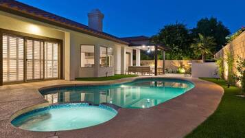 Alberca al aire libre y alberca climatizada