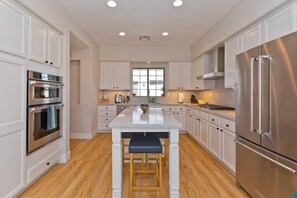 Jääkaappi, mikroaaltouuni, uuni, liesi