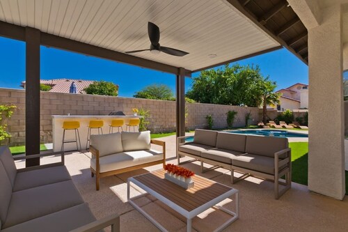 🌵Live La Dolce Vita!🌵Modern desert home with private Pool, Spa & Casita