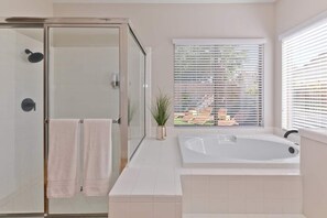 Badewanne, Haartrockner, Handtücher, Seife