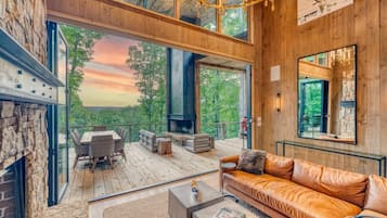 Televisión, chimenea y oficina