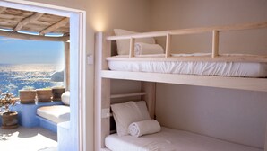 Une chambre avec des lits superposés et vue sur la mer.