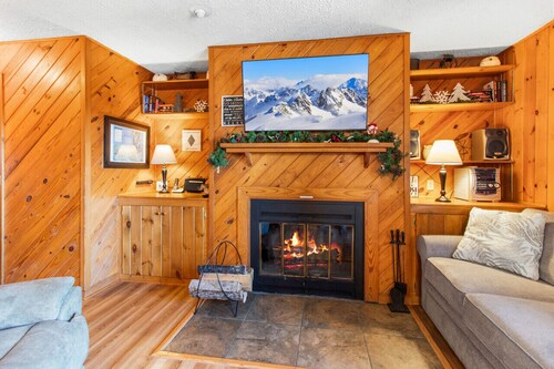 Stemwinder 5 - Can`t beat the location of this spacious townhome! Sleeps 11!