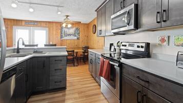 冰箱、微波炉、烤箱、炉灶