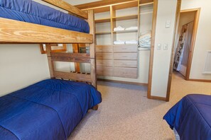 4 bedrooms, desk, iron/ironing board, free WiFi