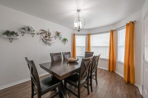 Dining - Spacious 4 Bd/2 Ba Home w/ Entertainment Rm & Fire Pit - Close to Ft. Cavazos!! (Killeen)