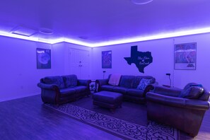 Interior - Spacious 4 Bd/2 Ba Home w/ Entertainment Rm & Fire Pit - Close to Ft. Cavazos!! (Killeen)