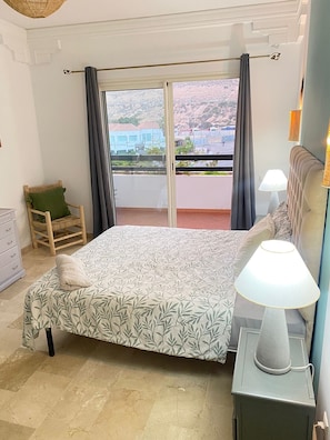 2 slaapkamers, een strijkplank/strijkijzer, gratis wifi, beddengoed