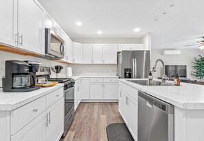 ثلاجة، ميكروويف، فرن، موقد طهي مسطح