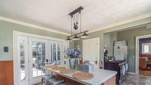 Coffee/tea maker, fridge, highchair, cookware/dishes/utensils - The Captain's Quarters (Dunkirk)