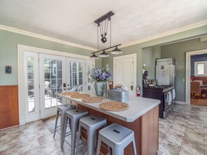 Réfrigérateur, cafetière/bouilloire, chaise haute