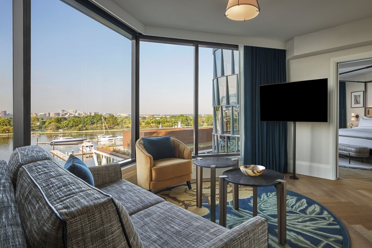 Deluxe River View Two Bedroom Suite | リビング エリア | 50 インチのスマートテレビ (ケーブル放送視聴可)、テレビ、ストリーミングサービス