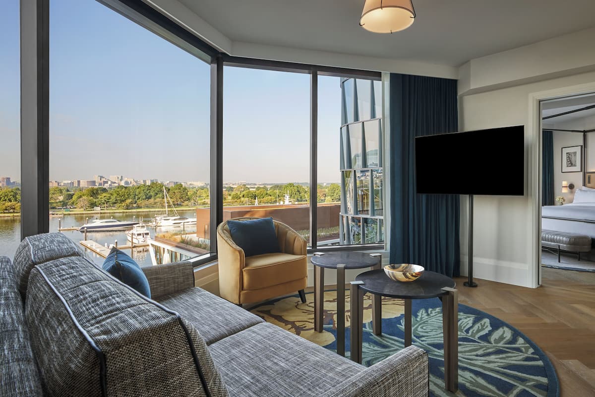 Deluxe River View Two Bedroom Suite | Aire de séjour | Téléviseur connecté de 50 po avec télévision par câble, téléviseur