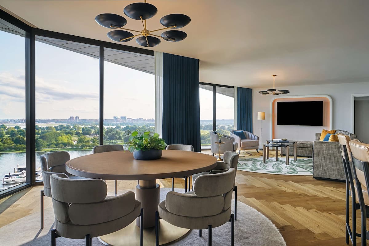 The Pendry Suite (Two Bedroom) | エジプト綿のシーツ、高級寝具、羽毛の掛け布団、ピロートップベッド