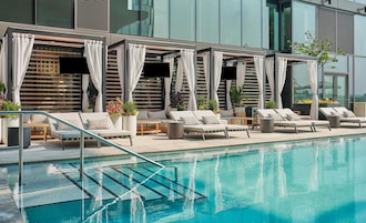 Piscina stagionale all'aperto, cabanas (a pagamento)