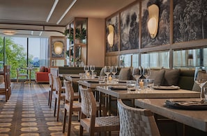 2 bares/lounges, bar ao lado da piscina