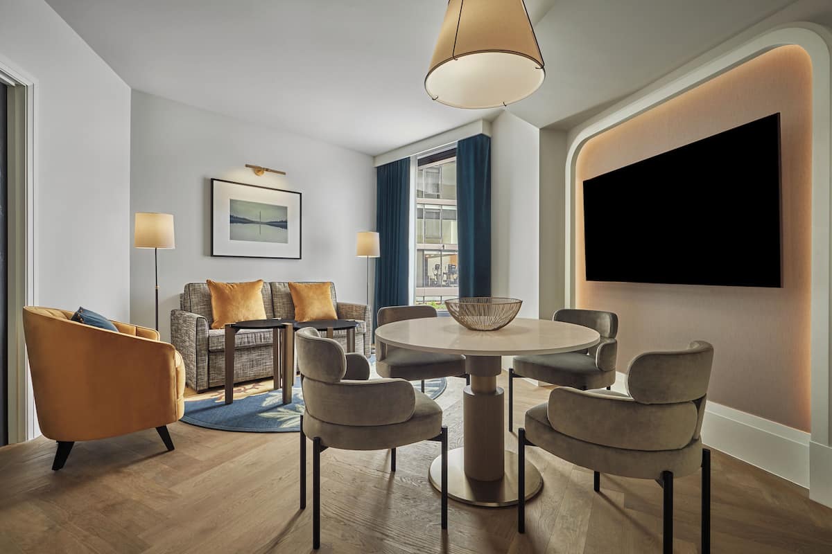 Two Bedroom Suite | Aire de séjour | Téléviseur connecté de 50 po avec télévision par câble, téléviseur