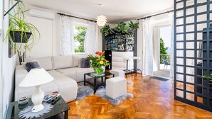 Una sala de estar moderna con un sofá, una mesita de centro y plantas decorativas.