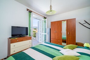 1 bedroom, iron/ironing board, free internet, bed sheets