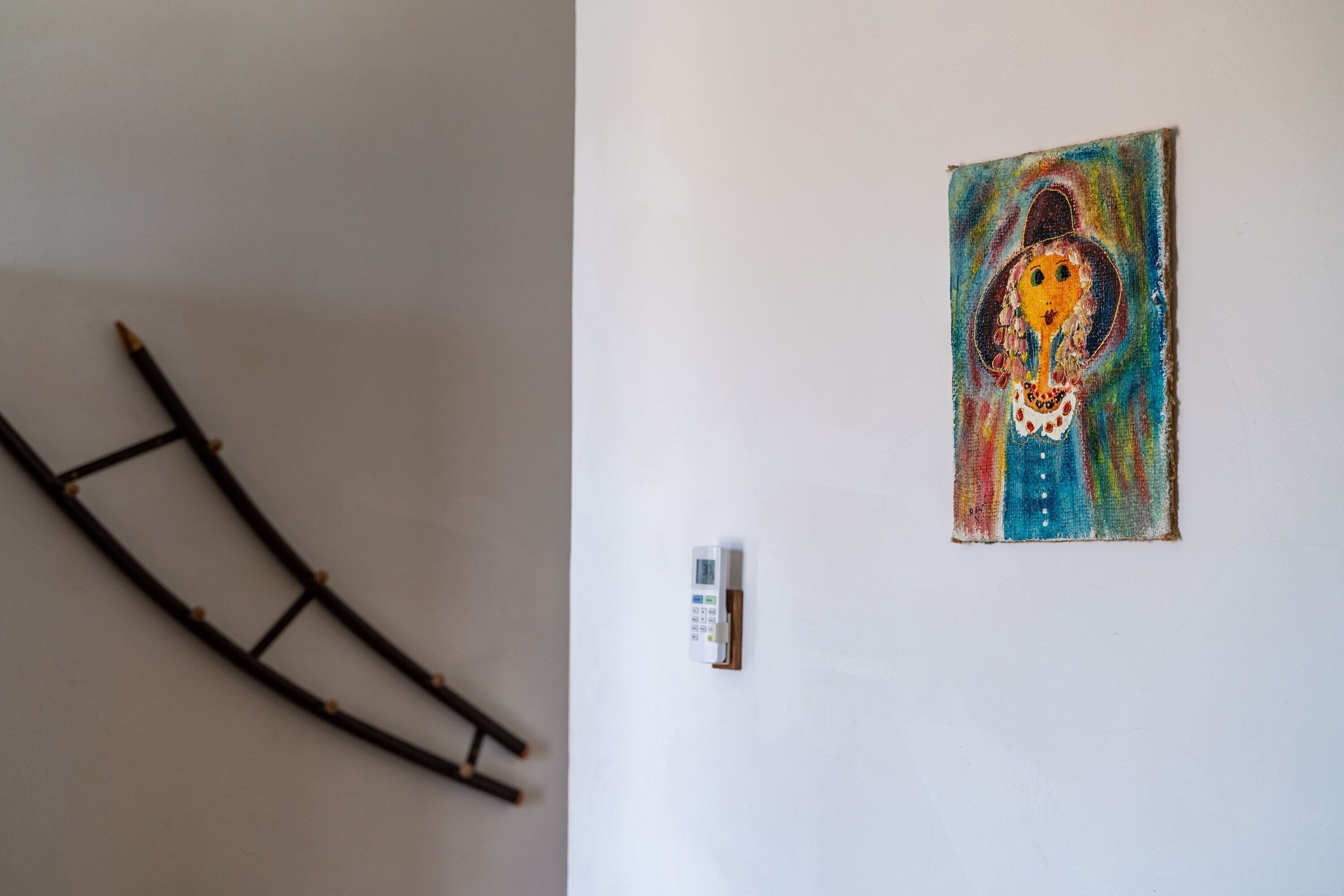 Un mur orné d’un tableau et équipé d’un dispositif de sécurité.