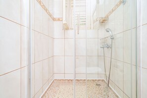 Douche, sèche-cheveux, serviettes fournies, papier toilette