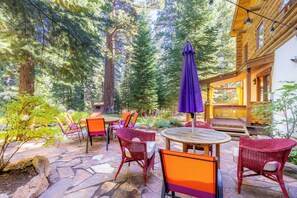 Outdoor dining - Stillwater - Luxury Truckee 4BR, Pet Friendly w Hot Tub & Sauna (Truckee)