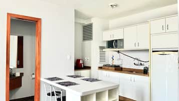 Apartamento | Cocina privada | Microondas, placa de cocina y utensilios de cocina